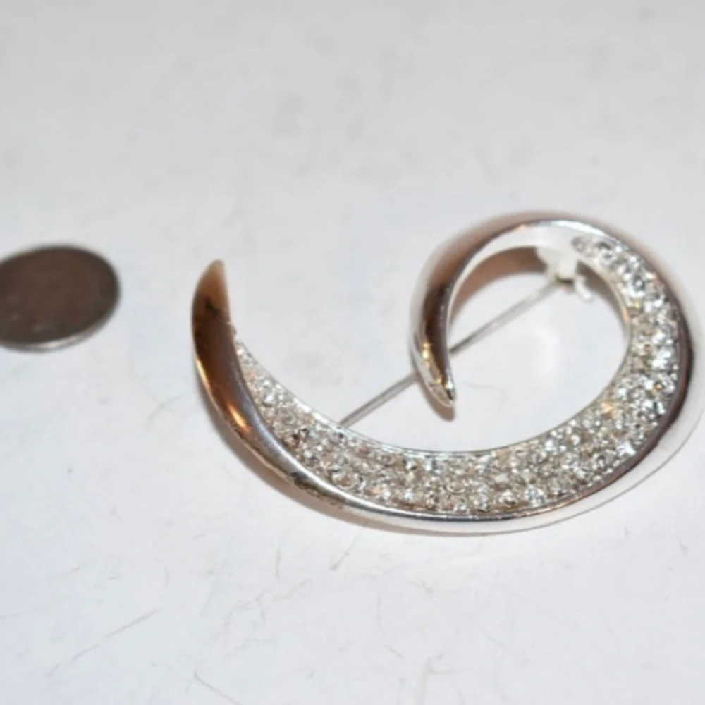Vintage silvertone rhinestone Brooch‎ swirl crescent shrimp style